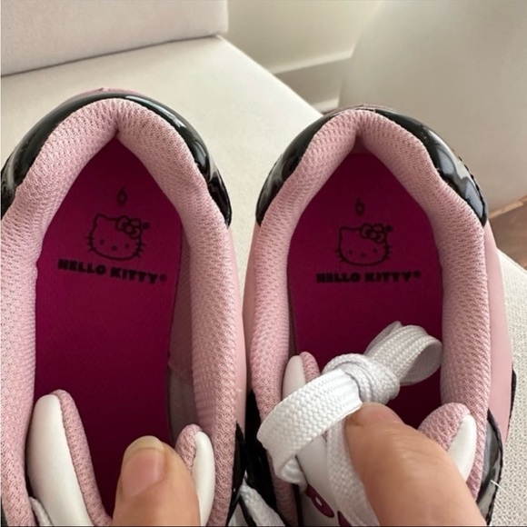HELLO KITTY SANRIO SNEAKERS SIZE 6 NEW WITH TAG - Picture 8 of 11
